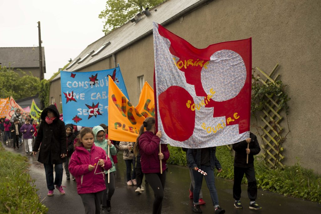 Camille Bondon, Le Programme du Futur, manifestation du jeudi 9 mai avec l’école de l’Être, Saint-Georges-de-Reintembault,  invitation 40mcube, image : cb