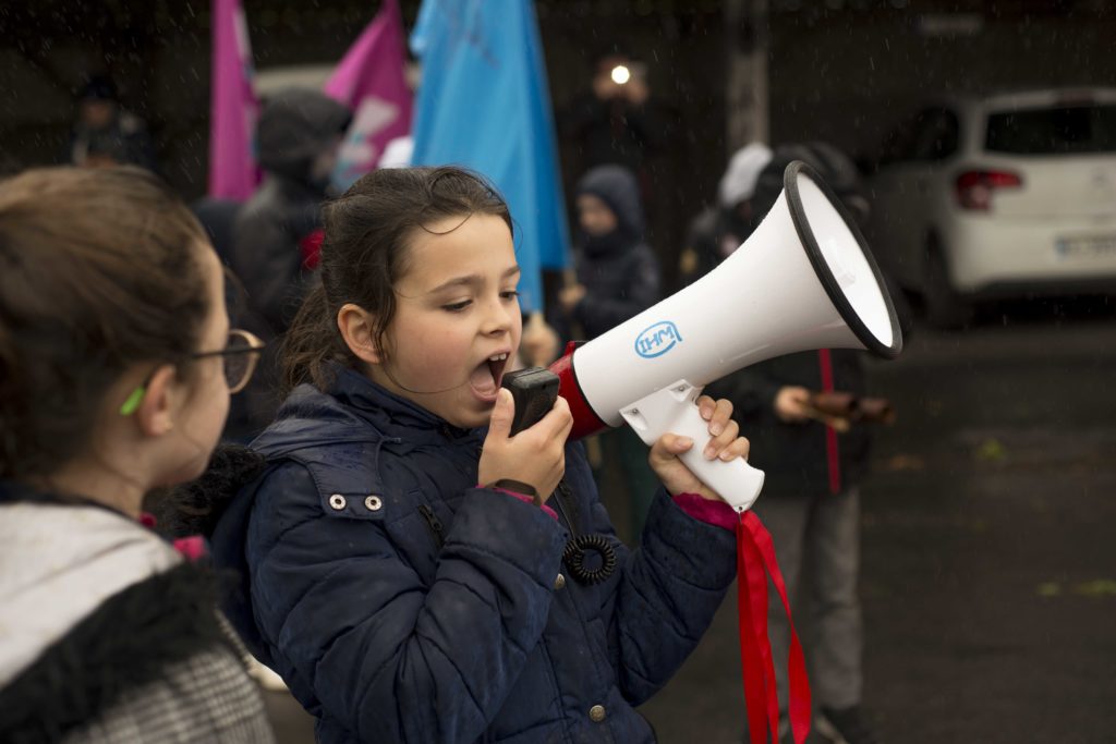 Camille Bondon, Le Programme du Futur, manifestation du jeudi 9 mai avec l’école de l’Être, Saint-Georges-de-Reintembault,  invitation 40mcube, image : cb