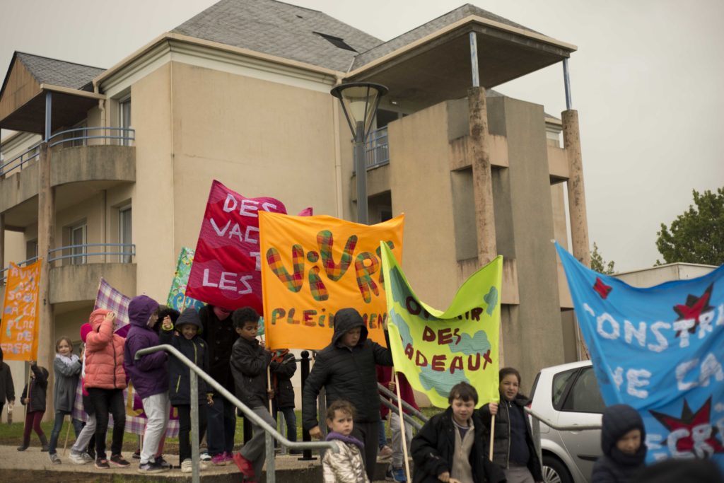 Camille Bondon, Le Programme du Futur, manifestation du jeudi 9 mai avec l’école de l’Être, Saint-Georges-de-Reintembault,  invitation 40mcube, image : cb